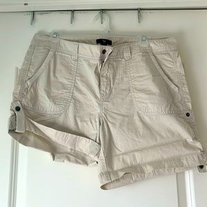 Size 8 GAP cargo shorts in khaki. Can be snapped & cuffed or unrolled.